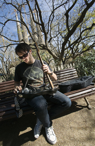 Illustration for article titled Centerfold Folding Guitar, Ready to Rock in 20 Seconds